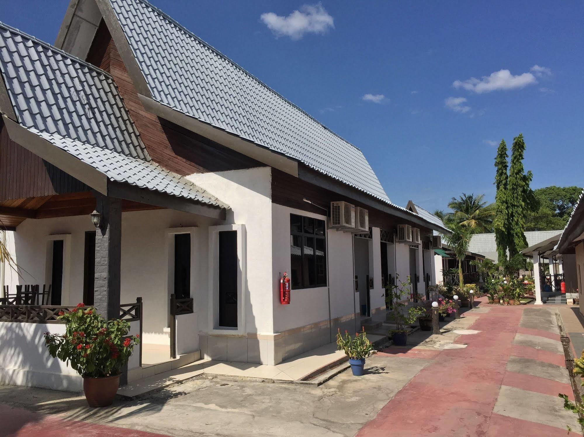 Rasa Senang Villa -Islam Guest Only Pantai Cenang  Exterior photo